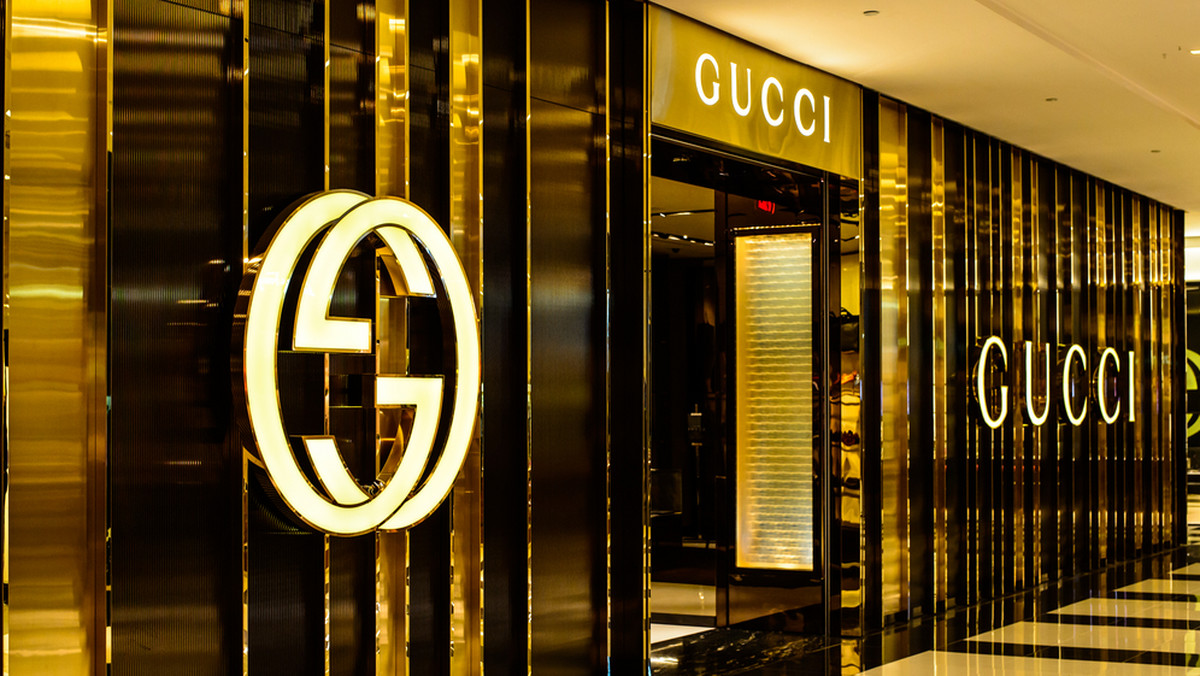 Włoski dom mody Gucci zapowiedział wzmocnienie kontroli nad podwykonawcami. Stało się to po tym, jak w jednym z programów telewizyjnych pojawiła się informacja, że chińskim robotnikom, zajmującym się kompletowaniem torebek firmy w jednej z włoskich szwalni, zdarzało się pracować trzykrotnie dłużej niż określono w ich umowie o pracę.