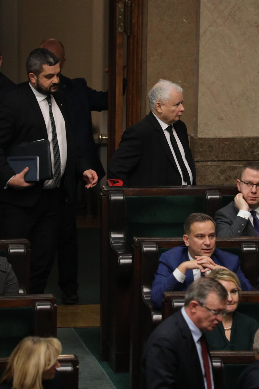 Obolały Kaczyński w Sejmie