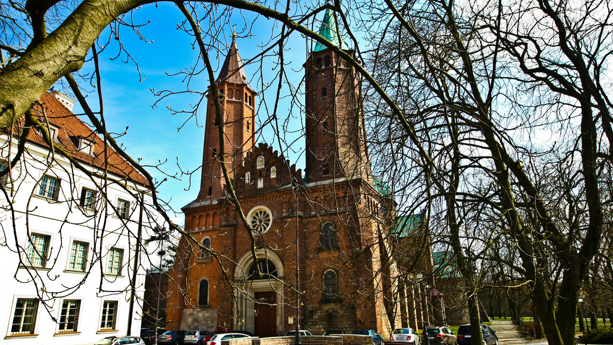 Fronton katedry Wniebowzięcia Najświętszej Marii Panny w Płocku - jednej z najstarszych w Polsce, zostanie odrestaurowany. Ministerstwo Kultury i Dziedzictwa Narodowego przyznało na ten cel 400 tys. zł, a samorząd miasta - 180 tys. zł.