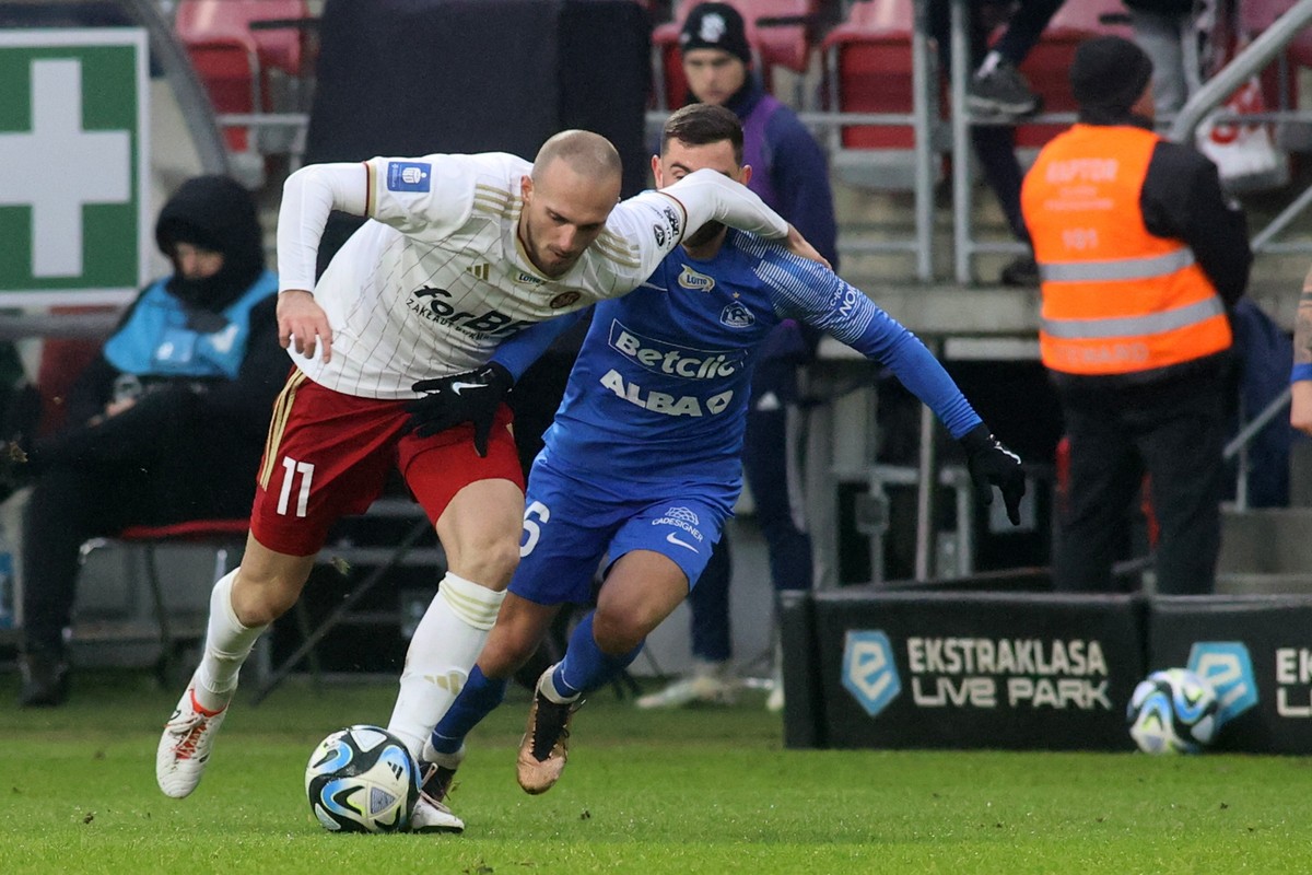 Zawodnik ŁKS Łódź Engjell Hoti (L) i Tomasz Swędrowski (P) z Ruchu Chorzów podczas meczu 19. kolejki piłkarskiej Ekstraklasy