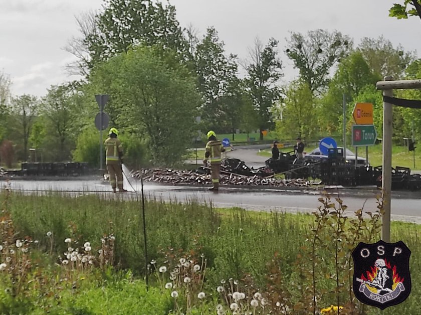 Wypadek w Czarlinie. Ładunek z piwem wypadł na ziemię. Co za strata