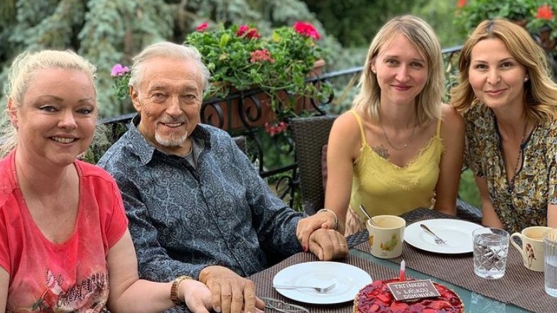 Spevák Karel Gott († 80) s manželkou Ivanou a dcérami Dominikou a Luciou.