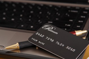 Polacy podzieleni między bankowość internetową a tradycyjną