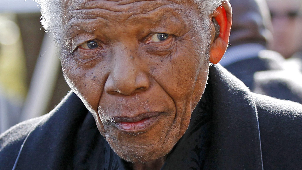 W płaszczu i skórzanej czapce chroniącej przed zimnem 91-letni legendarny przywódca RPA Nelson Mandela pojawił się na płycie boiska stadionu Soccer City w Johannesburgu podczas ceremonii zamknięcia piłkarskich mistrzostw świata.