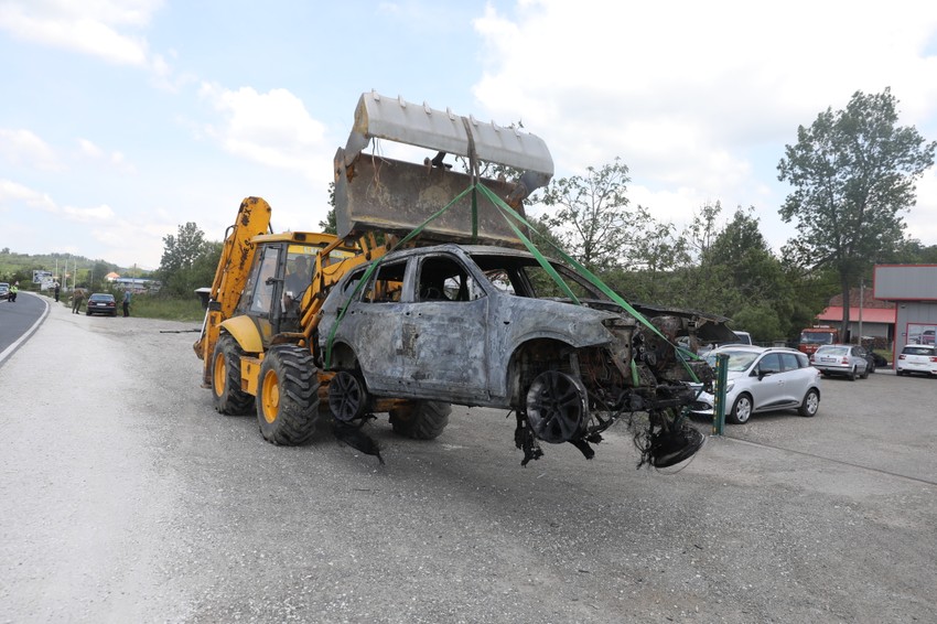 Izgoreo automobil kod Mladenovca