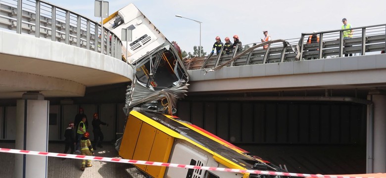 Autobus z ludźmi spadł z Trasy Toruńskiej w Warszawie. Nieoficjalnie: Kierowca miał gorączkę