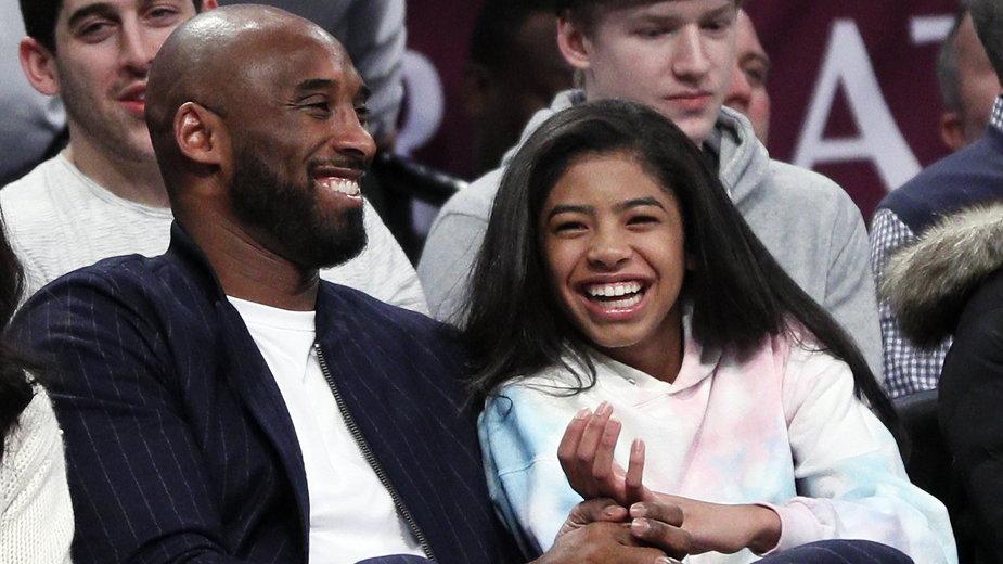 Kobe Bryant i jego córka Gigi na trybunach w trakcie meczu Brooklyn Nets z Atlanta Hawks w grudniu 2019 r.