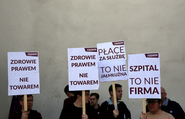 Przedstawiciele Partii Razem wśród protestujących przez resortem zdrowia