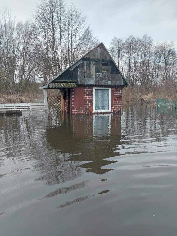 Jedna z zalanych altan