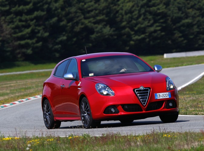 Alfa Romeo Giulietta 1750 TBI/235 KM w wersji Quadrifoglio Verde, czyli Monica Bellucci na torze