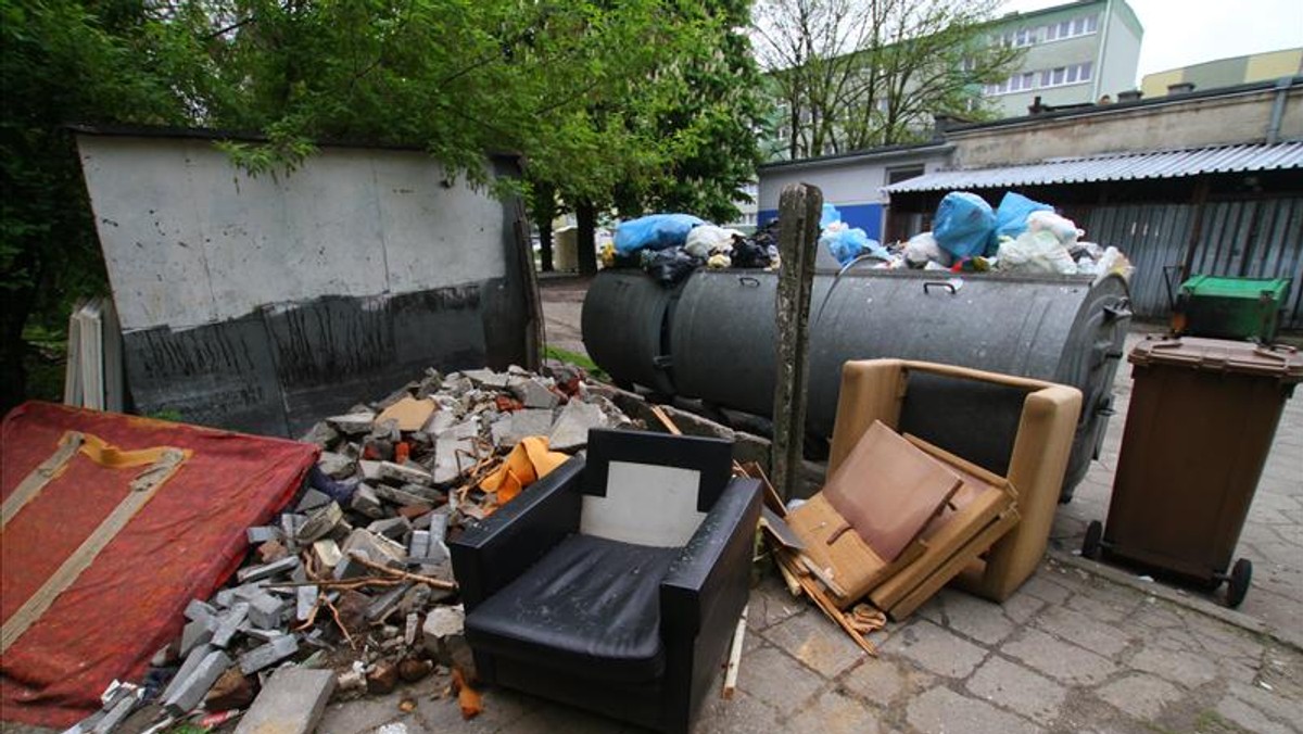 Od lipca zmieniają się zasady odbioru odpadów komunalnych. Za wywóz śmieci odpowiedzialna będzie gmina. Nowe stawki to 12,69 zł za śmieci posegregowane i 16,50 zł za nieposegregowane.