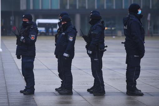 Policjanci zabezpieczający miesięcznicę smoleńską