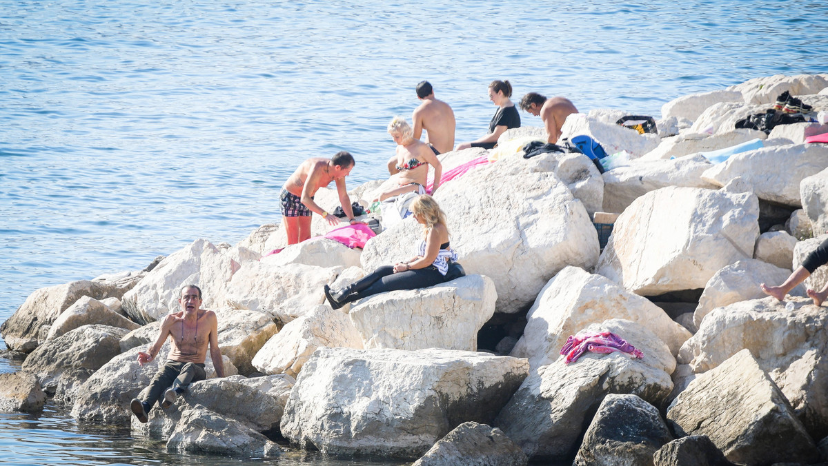 Koronawirus: Włochy. Tłumy ludzi na plażach koło Rzymu i Neapolu