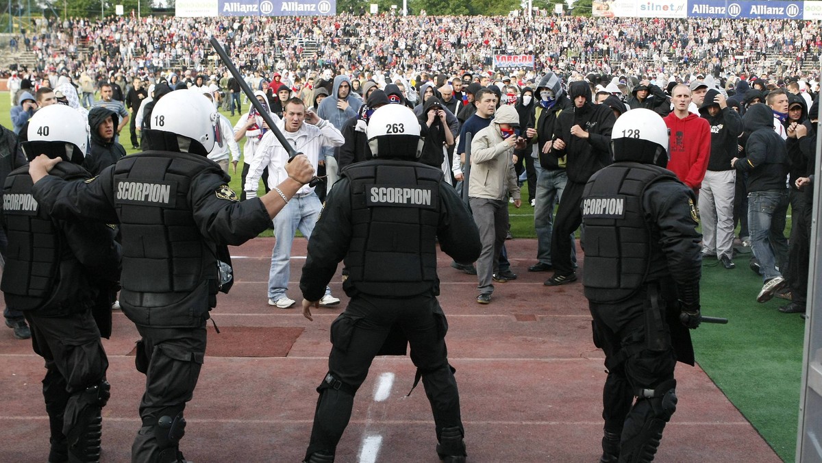 Na Śląsku w ostatnich trzech latach policjanci odnotowali znaczący spadek "zbiorowych zakłóceń ładu i porządku publicznego w związku z masowymi imprezami sportowymi", na porównywalnym poziomie utrzymuje się z kolei liczba "chuligańskich ekscesów".