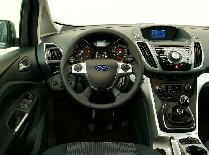 Z czym wam się kojarzą kompaktowe minivany, bo nam z nadmuchanymi autami segmentu C, które są mniej poręczne w mieście i wolniejsze na zakrętach. Po przejażdżce najnowszym fordem c-max diametralnie zmieniamy naszą opinię...