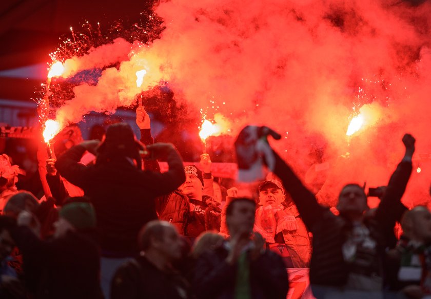 UEFA szykuje karę dla polskiej federacji za odpalenie rac na meczu z Irlandią!