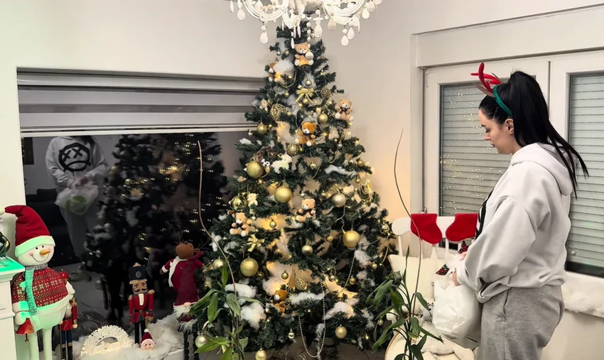 KOD DEJANA DRAGOJEVIĆA SVE PRŠTI ZA NOVU GODINU  Ljubi devojku, a iza njih jelka sa medvedićima: Pogledajte kako su okitili celu kuću