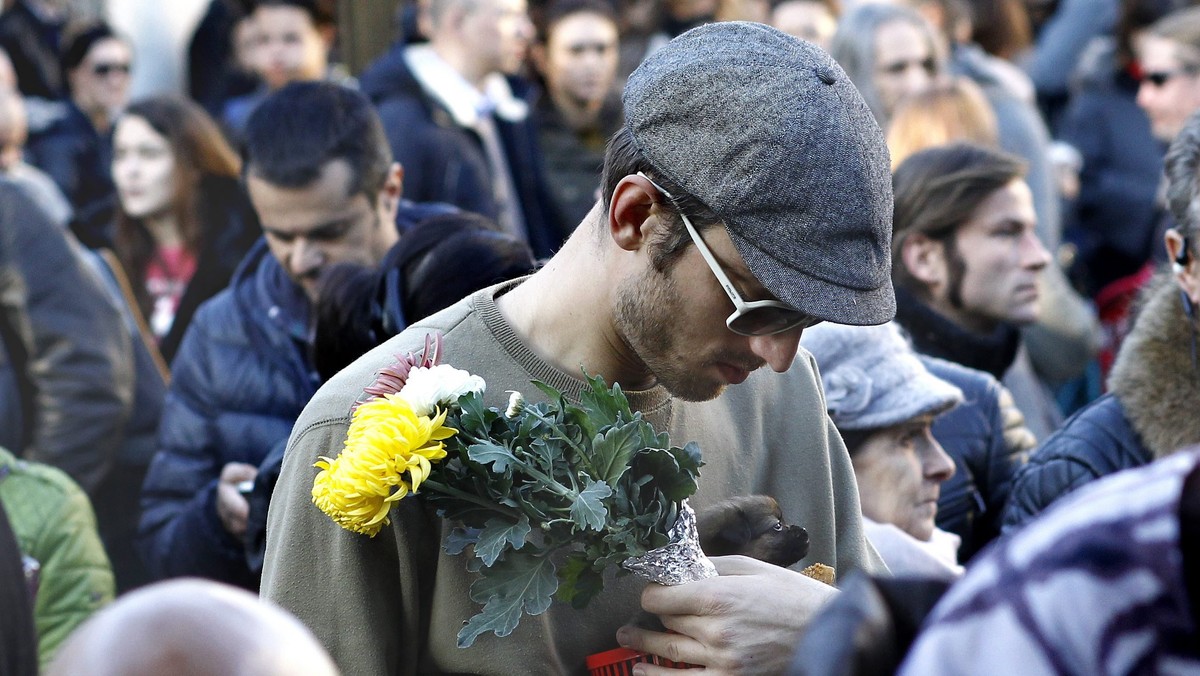 Ponad dziesięć tysięcy osób wyszło na ulice Bukaresztu, by wziąć udział w marszu upamiętniającym ofiary pożaru w klubie nocnym, w wyniku którego zginęło przynajmniej 30 osób. Liczba ofiar może znacznie wzrosnąć, bo wielu rannych jest w stanie ciężkim.