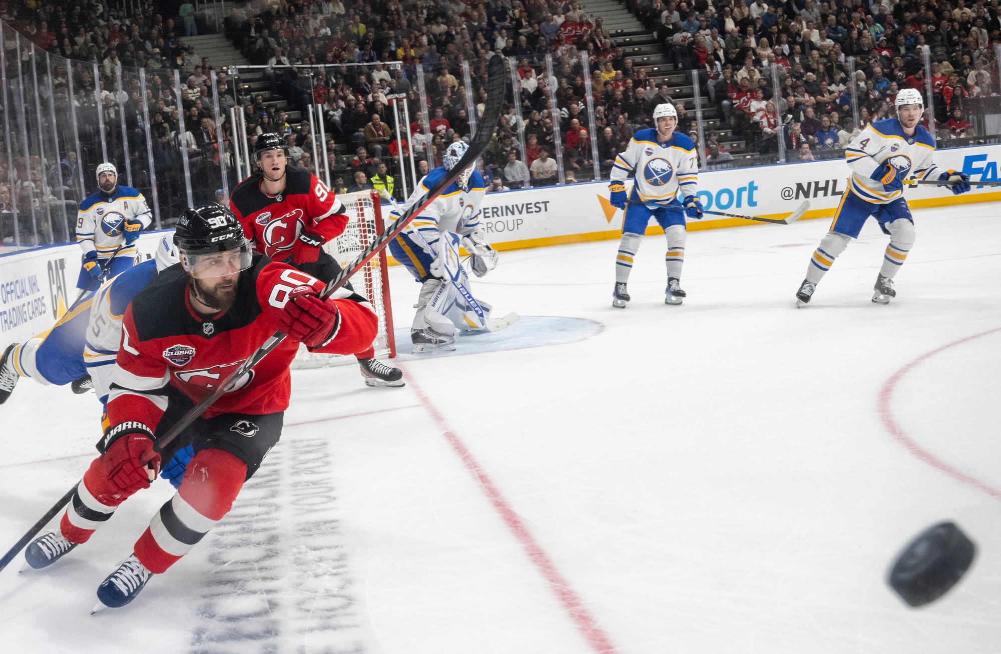 Slovenský hokejista Tomáš Tatar (vľavo) v drese New Jersey Devils.