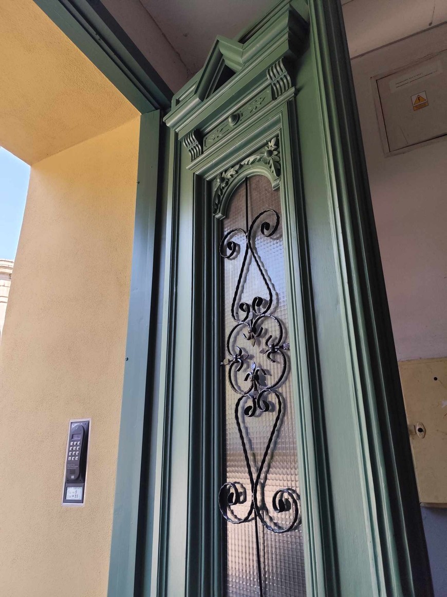 Pięknie wyremontowane drzwi