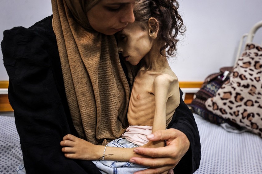 Marjam Duvas u bolnici u naručju svoje majke