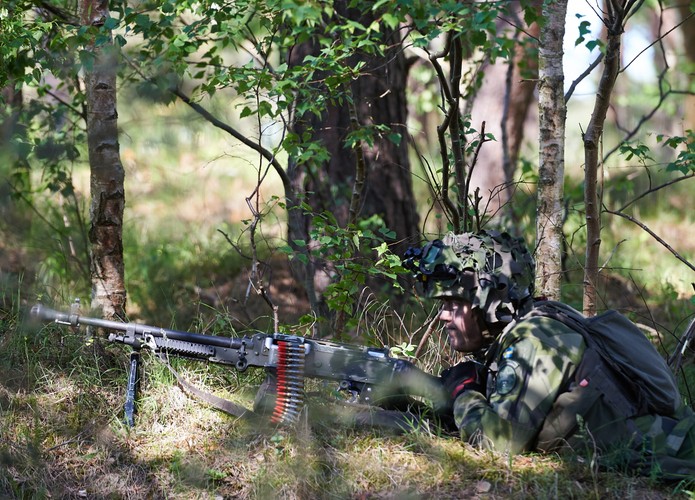 Żołnierz w okopie podczas fazy lądowej międzynarodowych ćwiczeń Baltops 2015 na terenie Centralnego Poligonu Sił Powietrznych w Ustce, <br><br>fot.  (aw/cat) PAP/Adam Warżawa