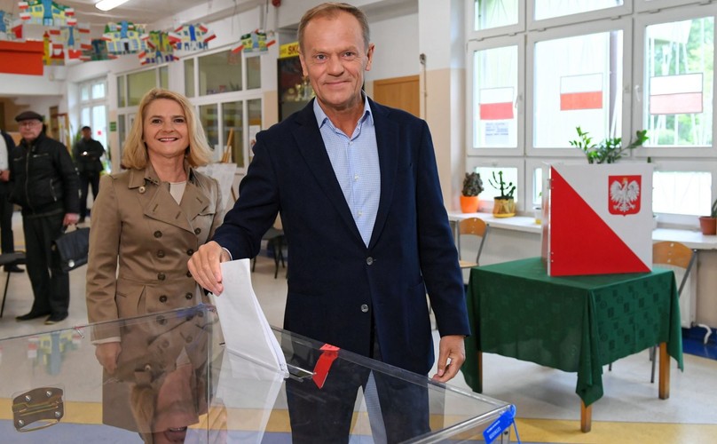 Przewodniczący Rady Europejskiej Donald Tusk (P) z żoną Małgorzatą głosują w lokalu wyborczym w Sopocie