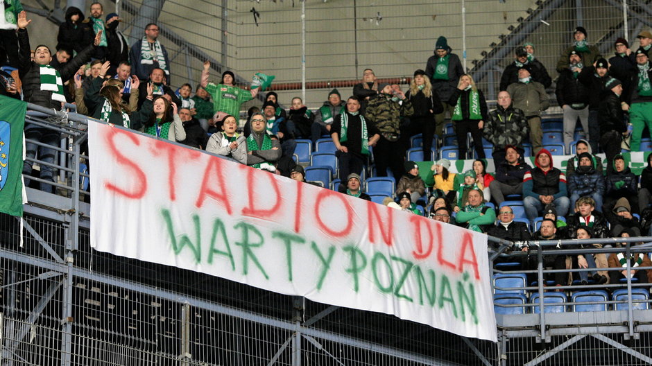8 kwietnia 2023 r. Mecz derbowy na stadionie miejskim w Poznaniu pomiędzy Lechem i Wartą. Jej kibice wywiesili transparent skierowany do władz miasta