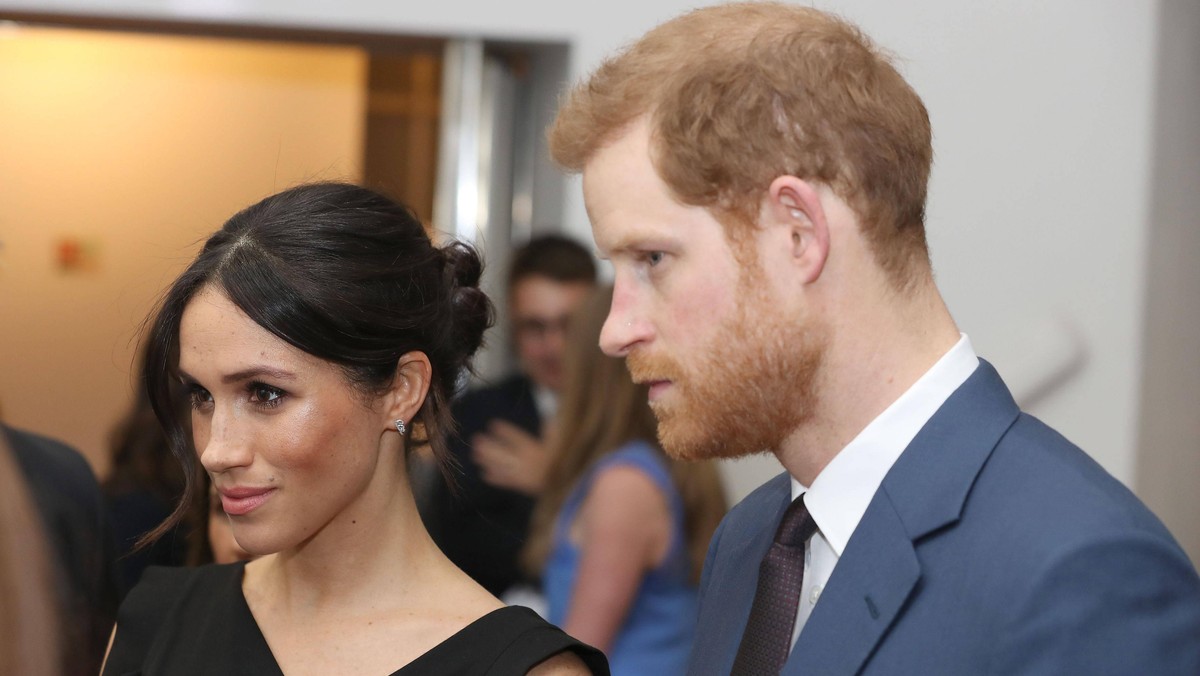 Książę Harry od wielu lat nosi brodę. Okazuje się jednak, że do ślubu z Meghan Markle być może będzie musiał się ogolić. Dlaczego? Syn Diany przez 10 lat pełnił służbę w armii i chciałby uczestniczyć w ceremonii w mundurze. Zasada mówi, że zakładając taki strój, należy być ogolonym na gładko.