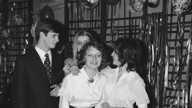 Quiz: Studniówki w PRL – odkryj, jak bawili się maturzyści kiedyś!