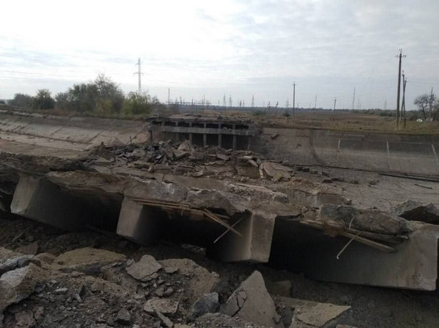 Most nad rzeką Dniepr, zniszczony przez armię rosyjską