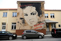 Mural w Tyczynie upamiętniający piosenkarkę Katarzynę Sobczyk wykonany na budynku Miejsko-Gminnego Ośrodka Kultury