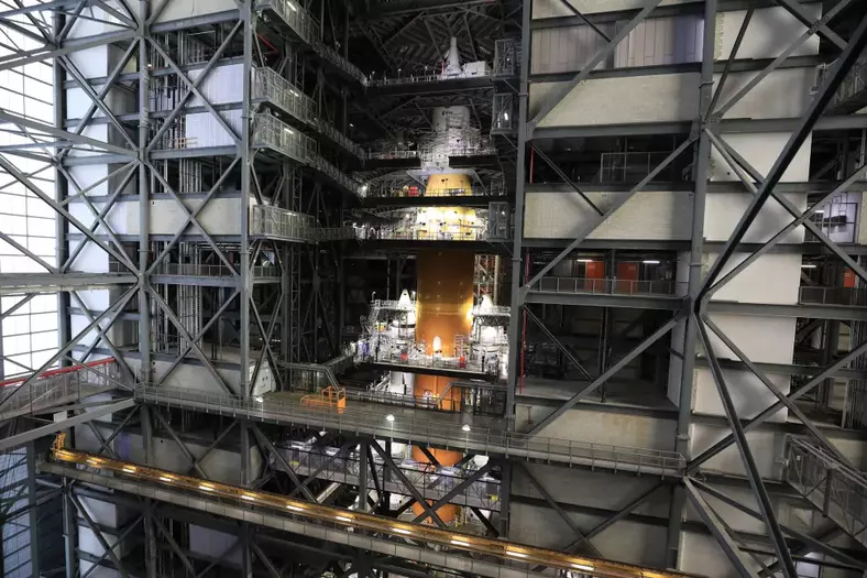 Space Launch System z kapsułą Orion w centrum NASA na Florydzie 