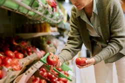 Tańsze zakupy dla seniorów, którzy skończyli 60 lat. Zniżki w piekarniach, cukierniach, sklepach spożywczych. Wystarczy okazać tę kartę