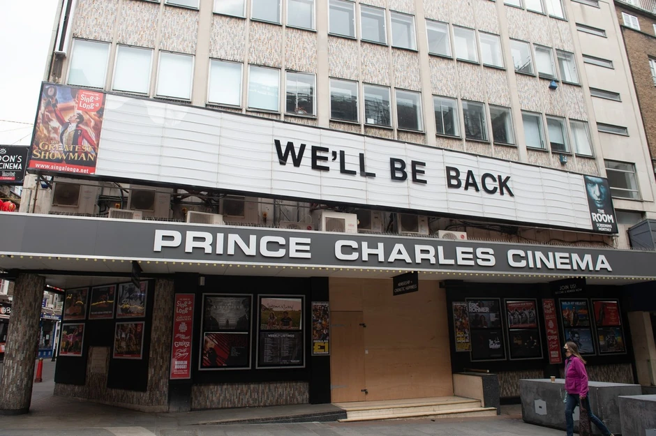 Na bioskopu "Princ Čarls" u Londonu sredinom aprila osvanula poruka "vratićemo se"