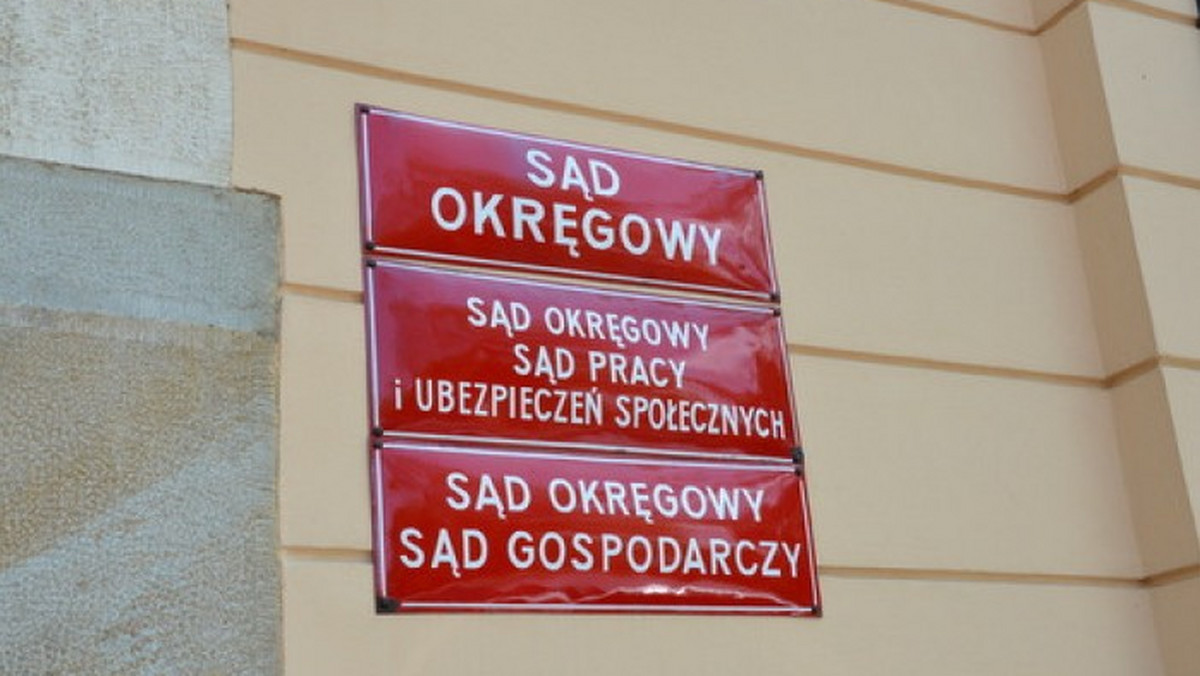 W środę przed Sądem Okręgowym w Rzeszowie ruszył proces o dyskryminację, mobbing i ochronę dóbr osobistych. Była dziennikarka Radia Rzeszów Grażyna Bochenek pozwała prezesa rozgłośni Przemysława Tejkowskiego, który zawiesił ją, ponieważ jeden ze słuchaczy nazwał prezydenta Andrzeja Dudę "figurantem".