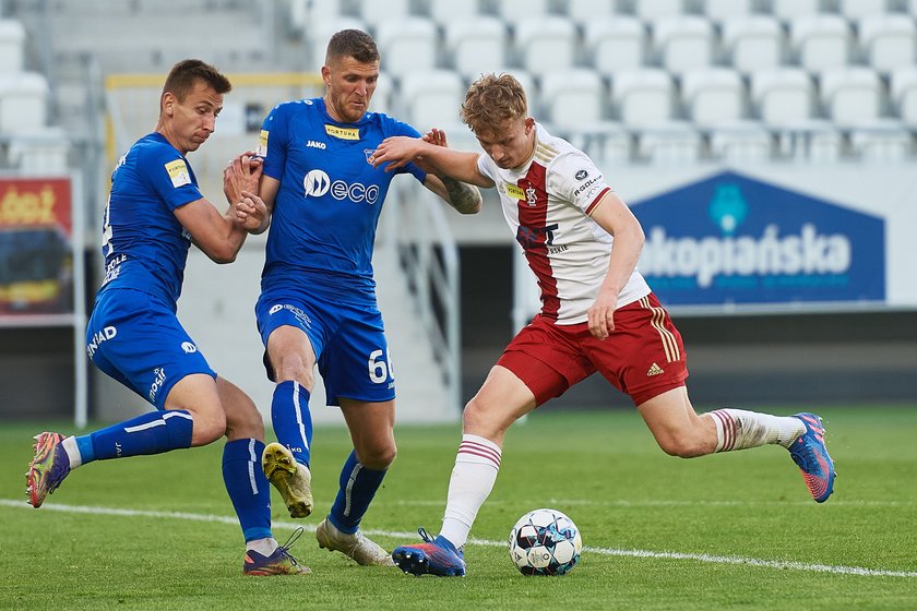 Po porażce u siebie z Odrą Opole (0:4) praktycznie stracił szansę na baraże. Na dodatek coraz częściej mówi się o fatalnej sytuacji finansowej klubu.