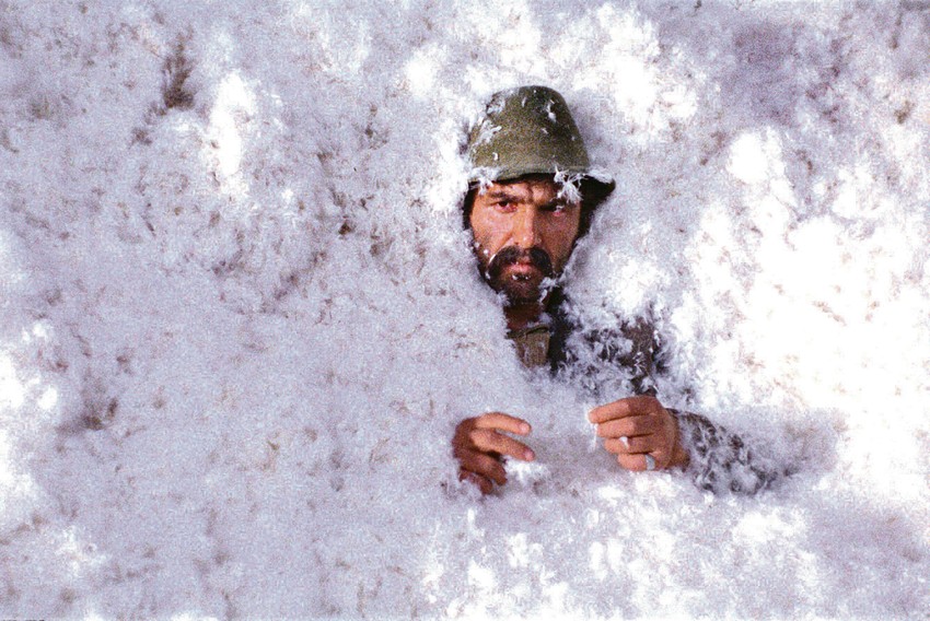 Bata Živojinović kao Mirta u filmu "Skupljači perja"