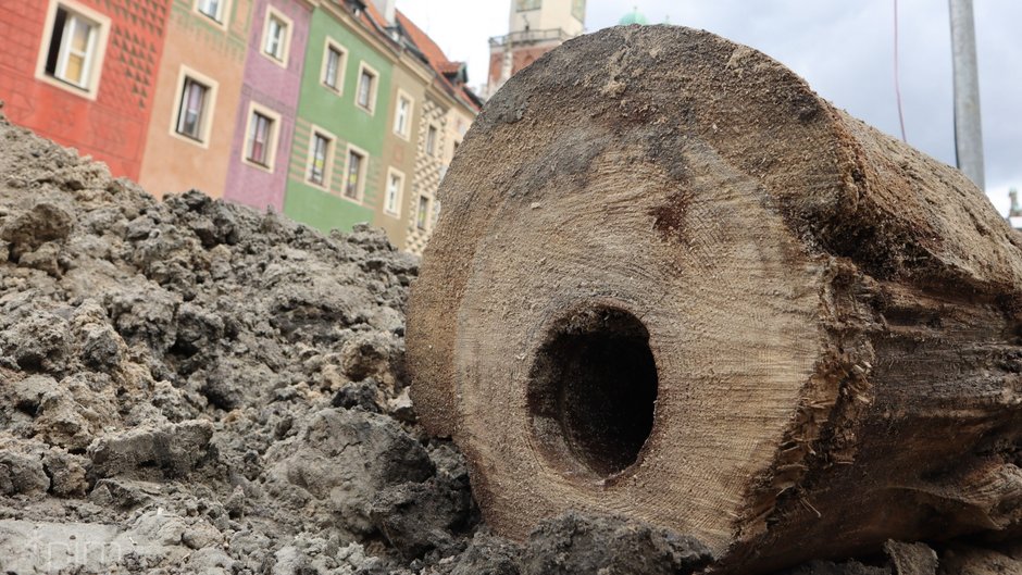 Na Starym Rynku odkryto rury wodociągowe sprzed 400 lat i stację transformatorową sprzed II wojny światowej fot. PIM