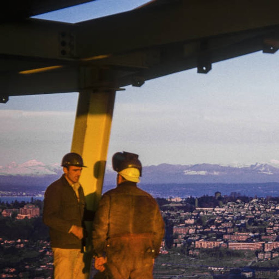 Robotnicy w trakcie budowy Space Needle (listopad 1961)