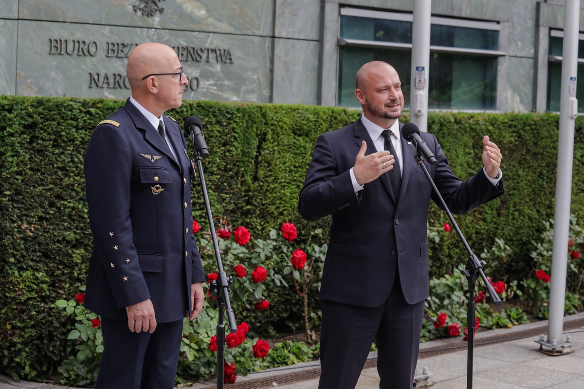 Szef Biura Bezpieczeństwa Narodowego Jacek Siewiera i Naczelny Dowódca Sojuszniczy ds. Transformacji generał Philipp Lavigne podczas konferencji prasowej przed siedzibą Biura Bezpieczeństwa Narodowego w Warszawie, 18 bm. Konferencja poświęcona była przygotowaniom do Szczytu NATO, a także sytuacji bezpieczeństwa w Europie i zagrożeniom hybrydowym dla państw Sojuszu ze strony Rosji i Białorusi