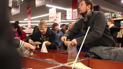 Panika w sklepach na Ukrainie. Takich kolejek nie było od lat. ZDJĘCIA