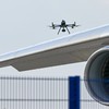 Dron nemačke policije proverava avion na aerodromu u Lajpcigu nakon otkrića eksplozivne naprave 5. avgusta