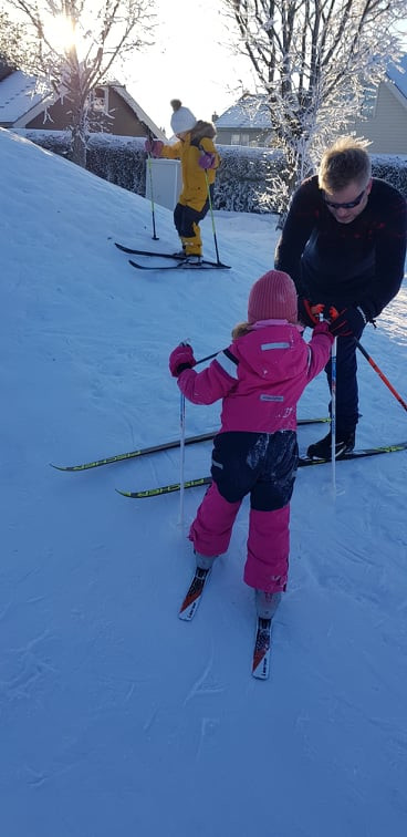 Nordmenn går på ski, skøyter og lange turer på ferie