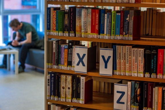 POSLE 150 GODINA Vratio knjigu biblioteci koju je pozajmio njegov čukundeda: "NAŠAO SAM JE U KUTIJI ZA ČAJ UZIDANOJ U KAMIN" (FOTO)