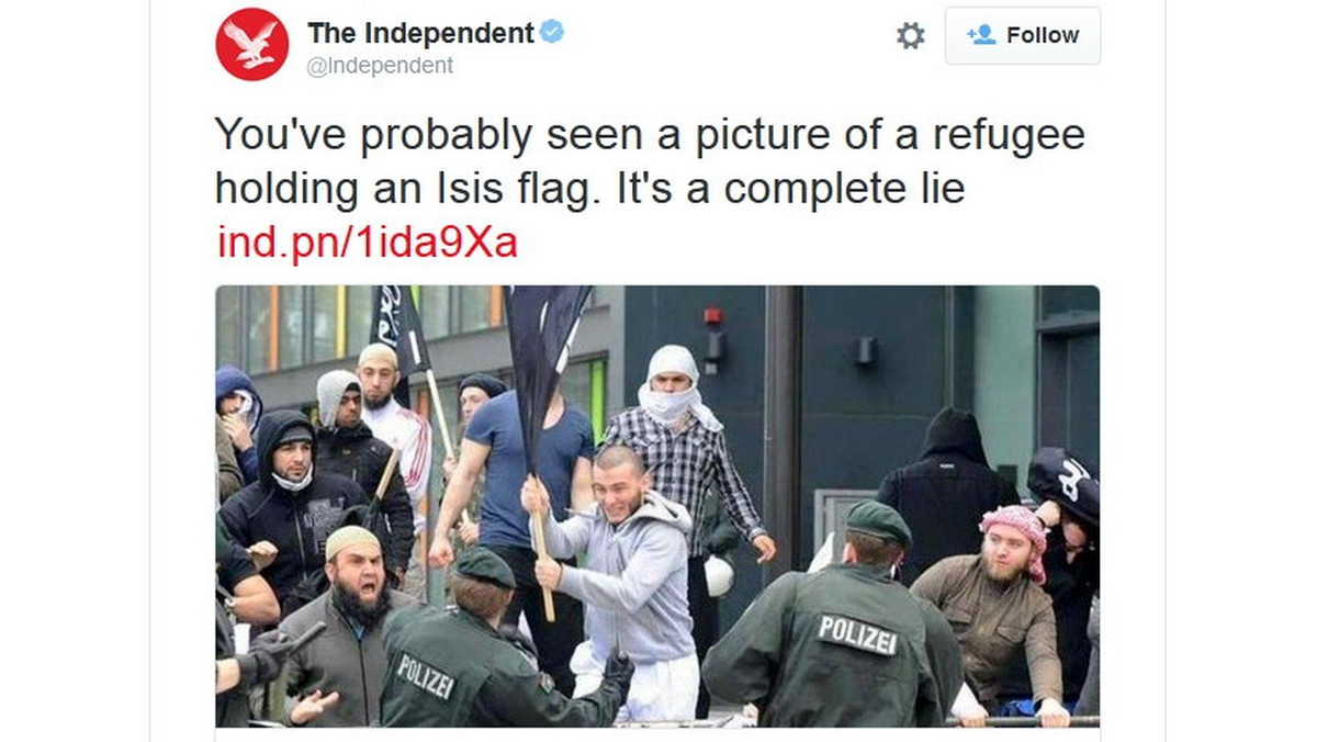 Zdjęcie, na którym widać rzekomych uchodźców, trzymających flagę Państwa Islamskiego i walczących z policją, błyskawicznie obiegło internet. I zyskało olbrzymią popularność. Teraz okazuje się, że towarzyszące mu opisy są kłamstwem. O sprawie pisze brytyjski dziennik "The Independent".