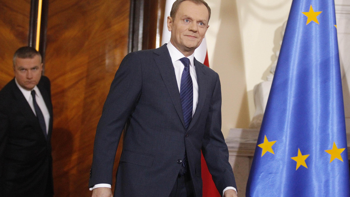 Premier Donald Tusk powiedział dzisiaj, że jest możliwe, by zarówno w sprawie katastrofy smoleńskiej, jak i wypadku samolotu CASA pod Mirosławcem dojść do takiej ugody, "która da elementarną satysfakcją" bliskim ofiar.