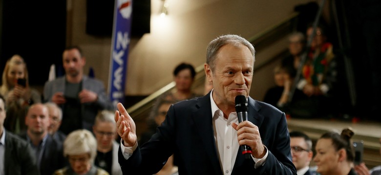 Tusk: PiS się w to włączył i różne odrażające typy latają po Sejmie z portretami papieża...