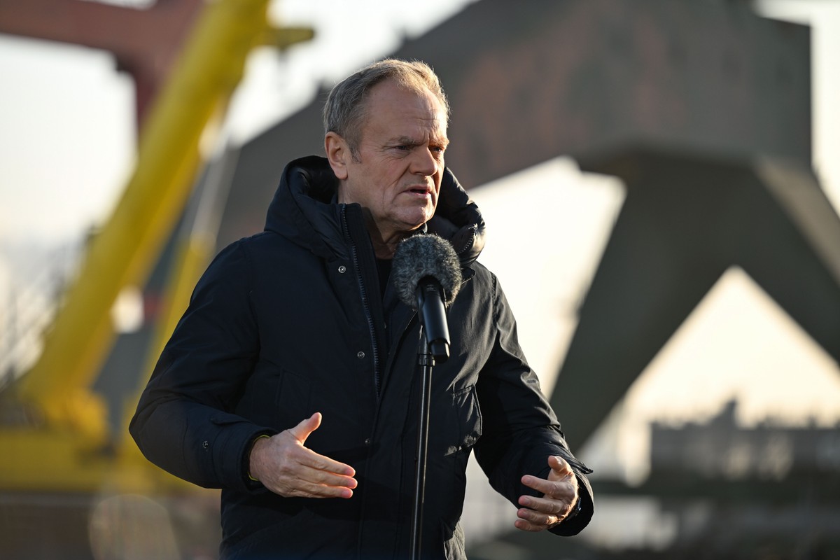 Premier Donald Tusk podczas wizyty w miejscu rozbudowy Terminala Zbożowego w Porcie Gdańsk