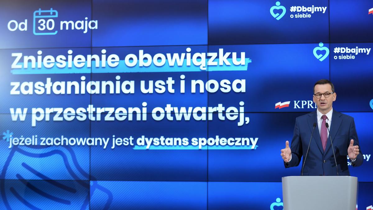Premier Mateusz Morawiecki podczas konferencji, dotyczącej IV etapu znoszenia ograniczeń w związku z koronawirusem. 